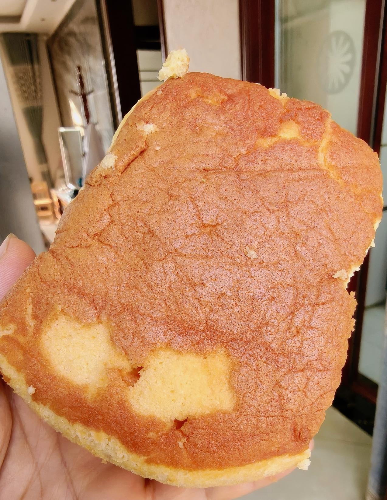 姐妹们，看我烤的鸡蛋糕美不美？又大又厚，又软又虚，蓬松、绵密、湿润、醇厚，这么完