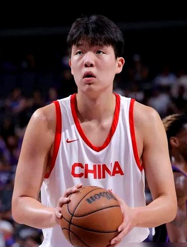 “砰！”战术板砸在椅子上，郭士强转身就走。更衣室里，死一样的寂静。

沈阳主场，