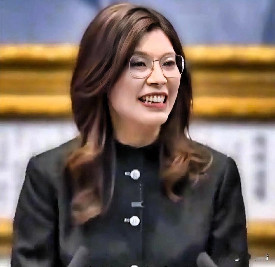 郑丽文一身中山装亮相中常会，看似着装小事，实则意味深长。这件在大陆定制的中山装，