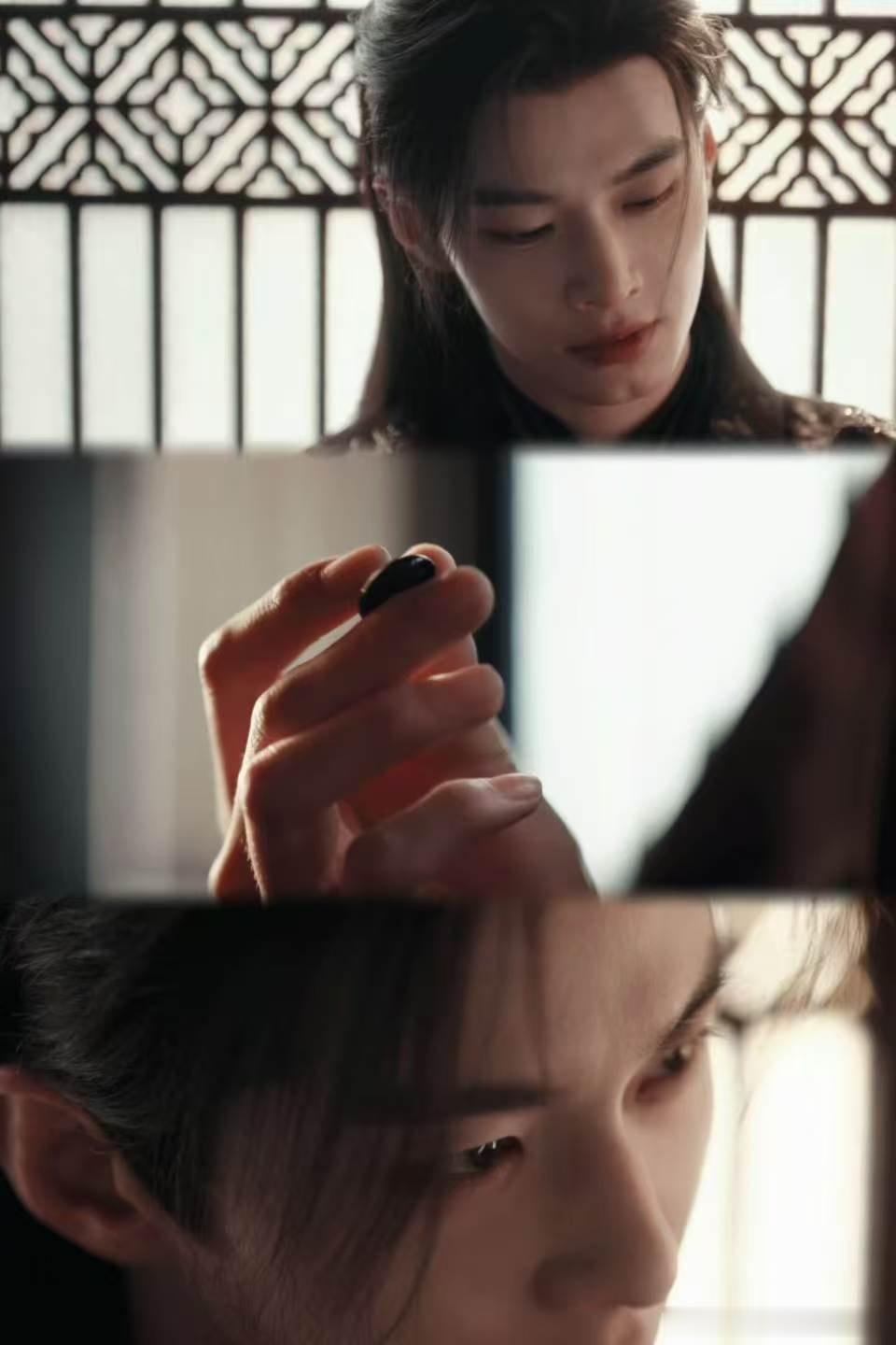 何与在剧里状态好显小 剧里的他眼神清亮，笑容带着少年气，完全看不出真实年龄差，状