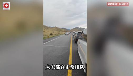 “笑不活了！”近日，新疆，一小车插队逆行，不料遇到了交警，被警车压着一路倒车5公