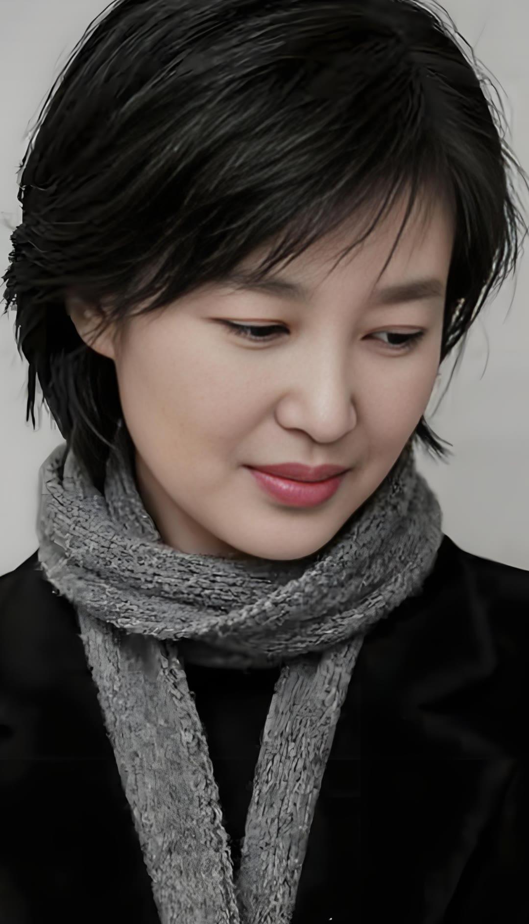 温柔冬日穿搭，灰色围巾搭配黑色外套，温暖又时尚！