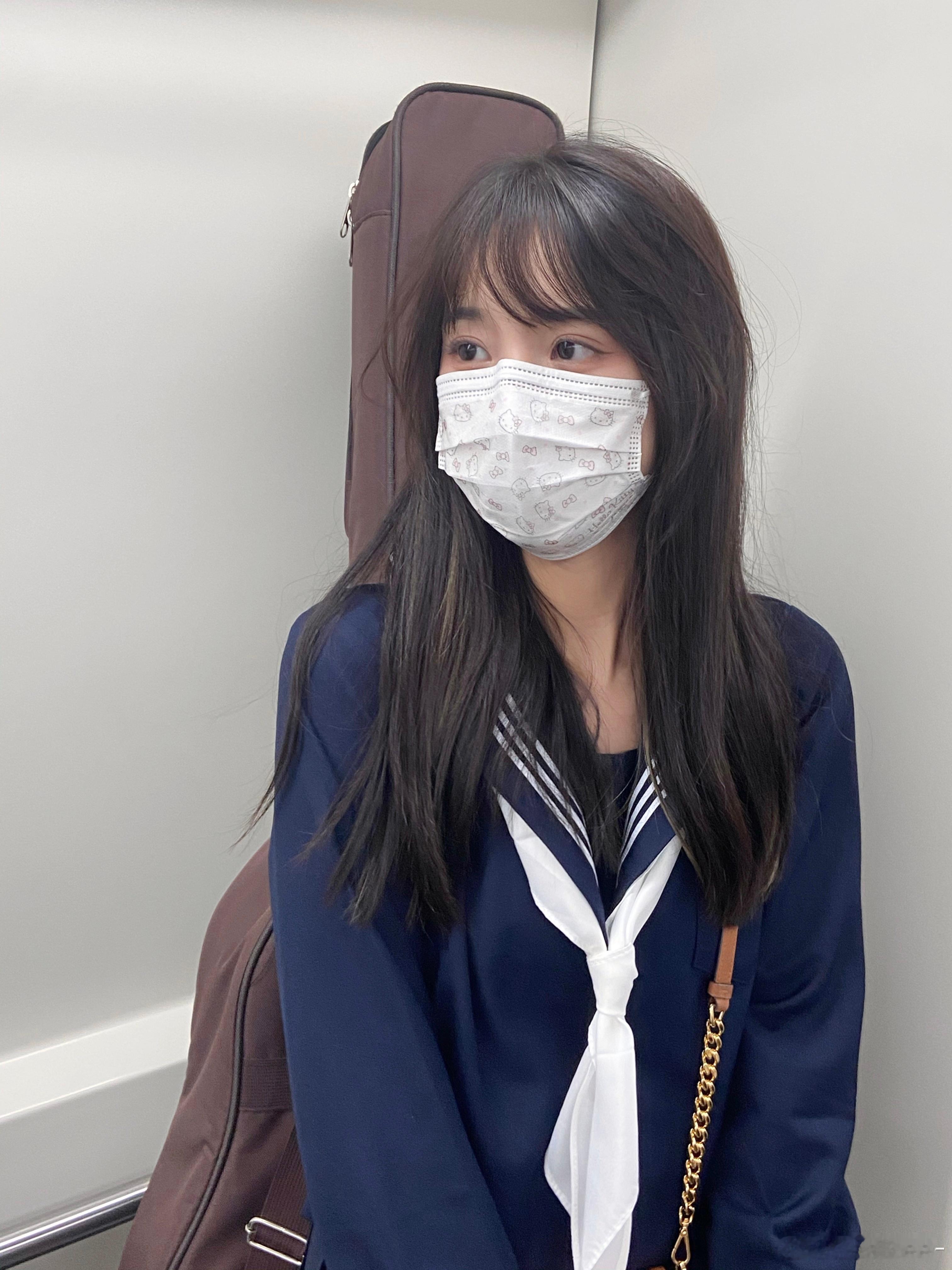 是热爱音乐的女高中生 ​​​