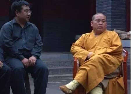 第一眼看到这张照片就很是惊讶，释永信未免也太不拘小节了。一般僧人在外都是正襟危坐