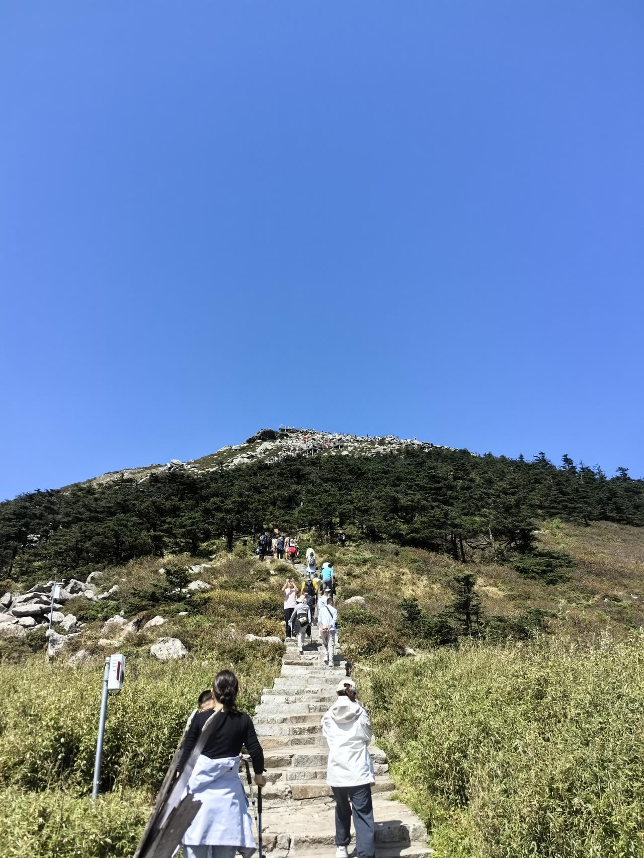 分享我这周有趣的事：
成功打卡3015米的冰晶顶，下山之后一查才知道竟然是西安第