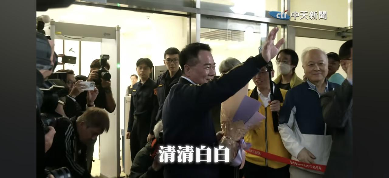 台湾政治名嘴蔡正元今天入狱，台湾省正义之士到场送行！