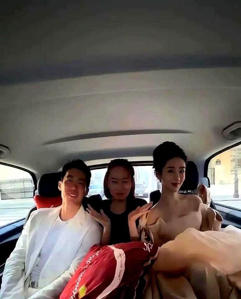后台角落里，一个中年男人的头埋在杨紫肩上，肩膀抖得收不住。

杨紫像哄孩子一样，