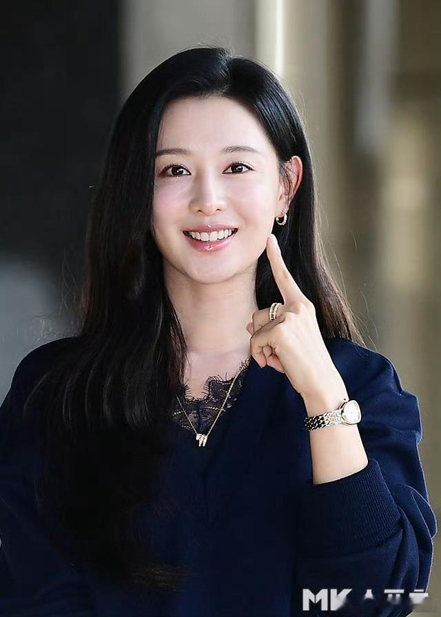 金智媛机场出发路透准备参加宝格丽珠宝展。欧尼年龄感有点上来了但千万不要do脸，现