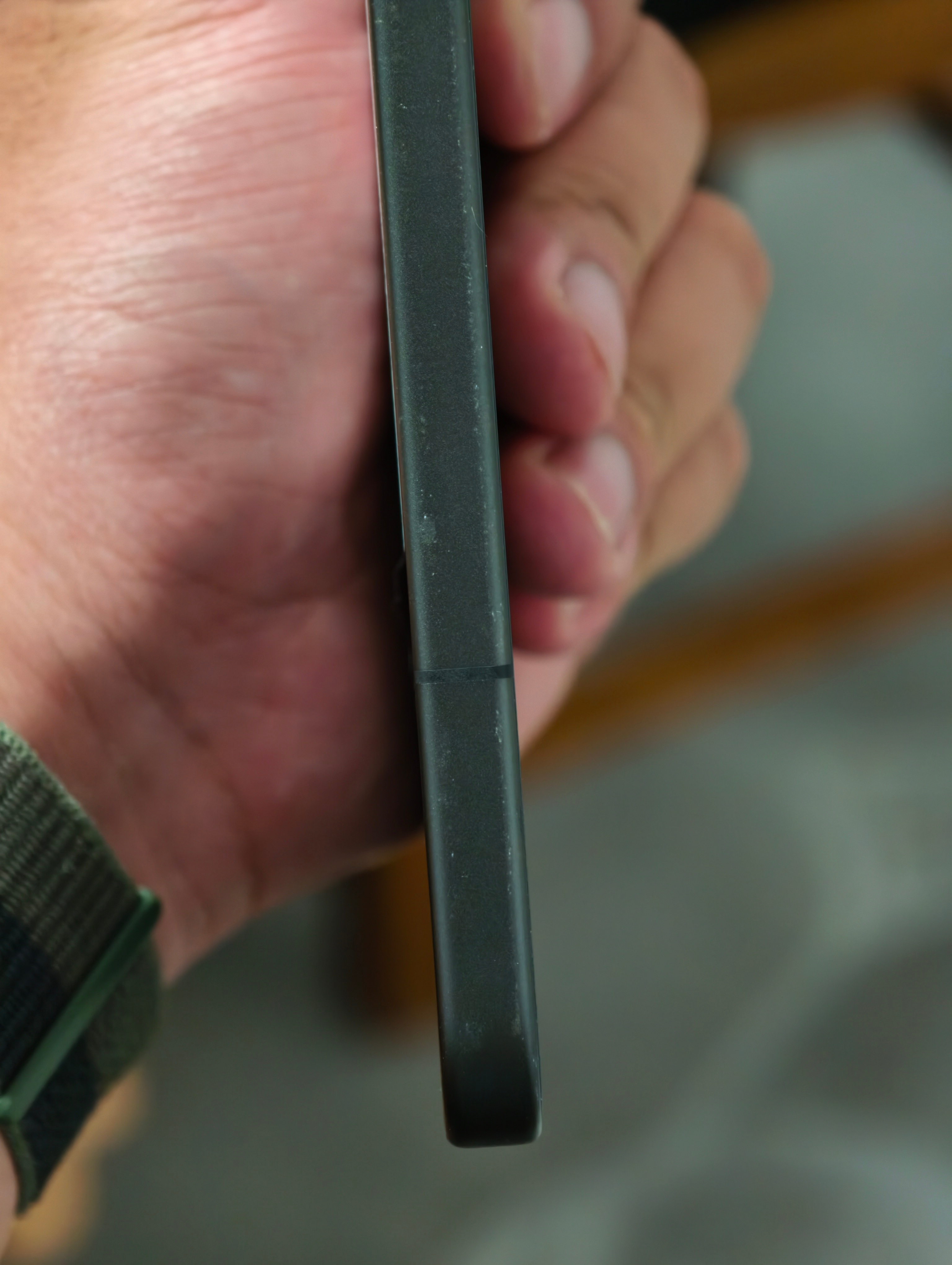 朋友的红米 K90 Pro Max 一打开手机壳，没想到也掉漆了他之前咨询过售后