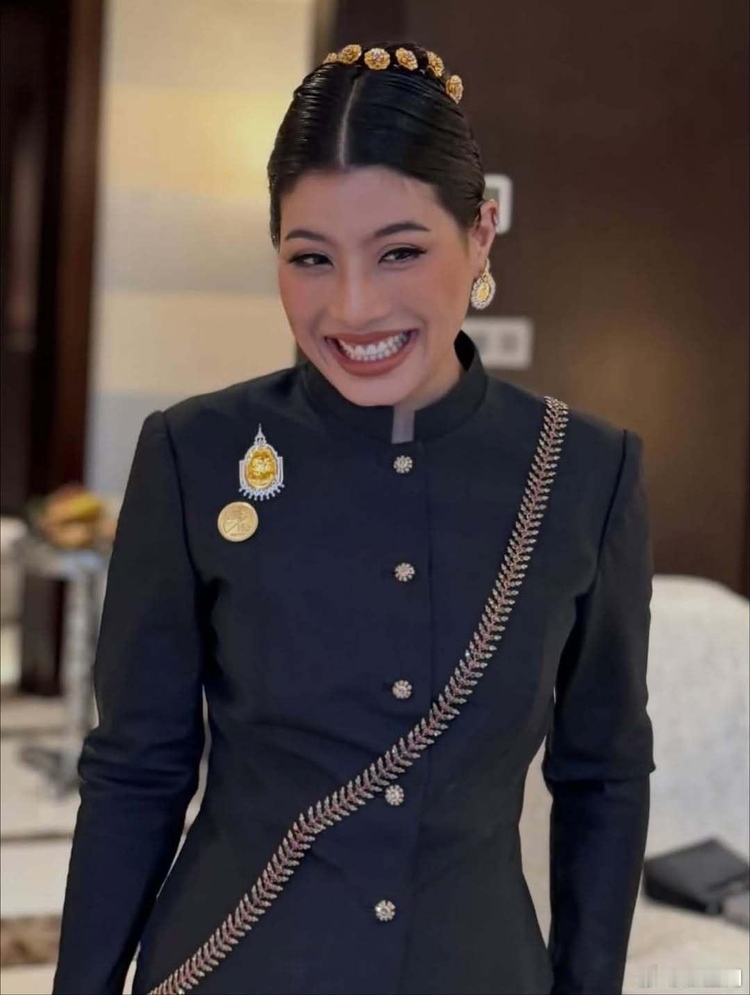 泰国王室 🇹🇭11月1日，思蕊梵娜瓦瑞公主代表国王出席大埃及博物馆开幕式。世