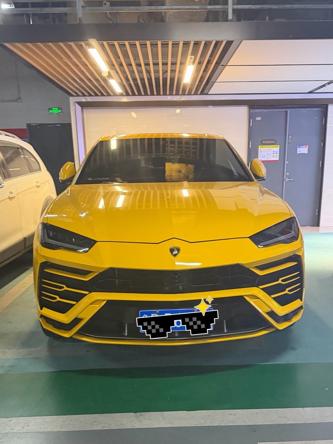 在公司楼下看到的兰博基尼Urus，好帅[期待]作为一款高性能豪华SUV，这外观设