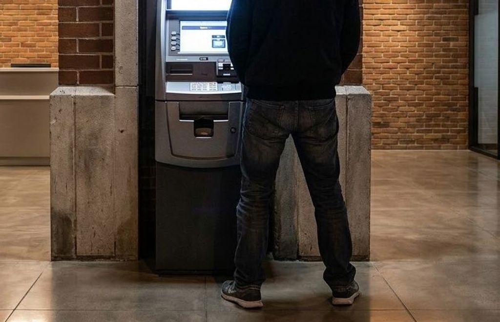 2024年有一天深夜，台北有个男的干出了一件特别离谱的事儿。他跑到银行ATM机前