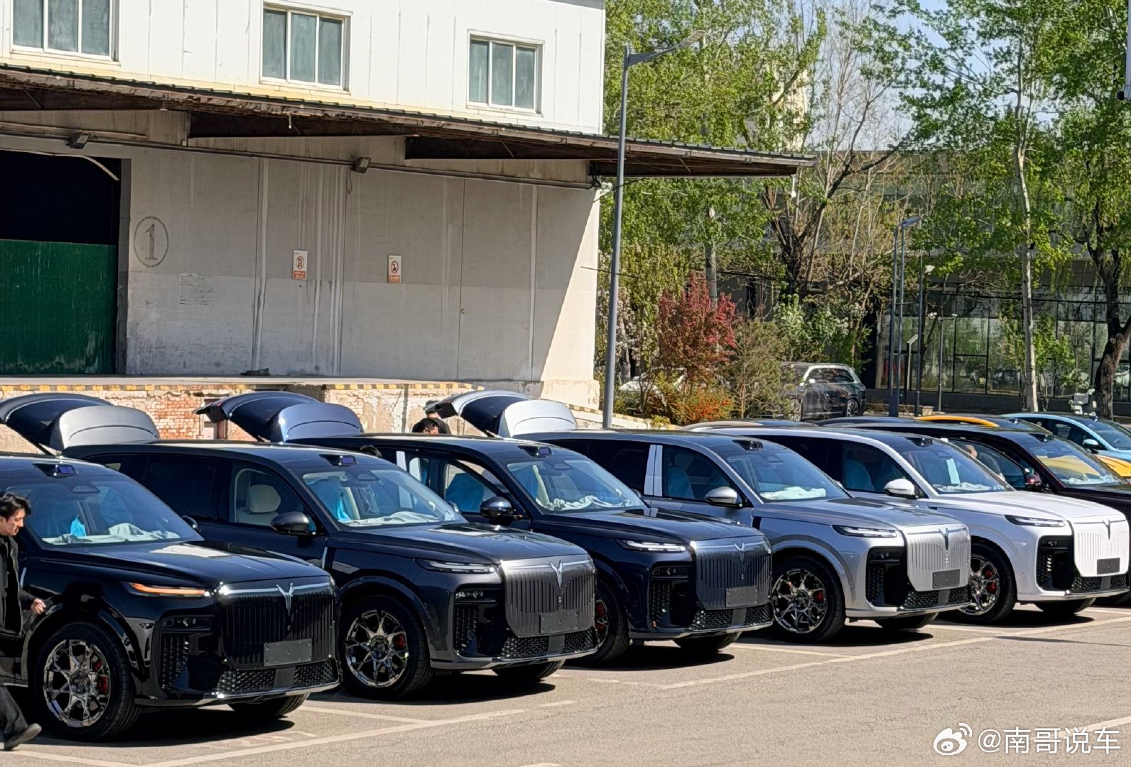 卧槽这是岚图新车 8X 还是 X8看上去真不错啊我没签协议，路过！哈哈哈让兄弟们