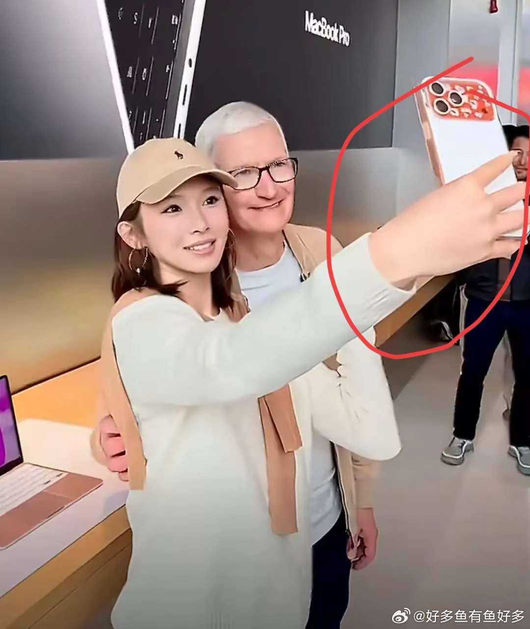 f1 合影国外被裁事还没完吴艳妮就直接甩出和苹果库克的合影直接打了f1官方的脸，