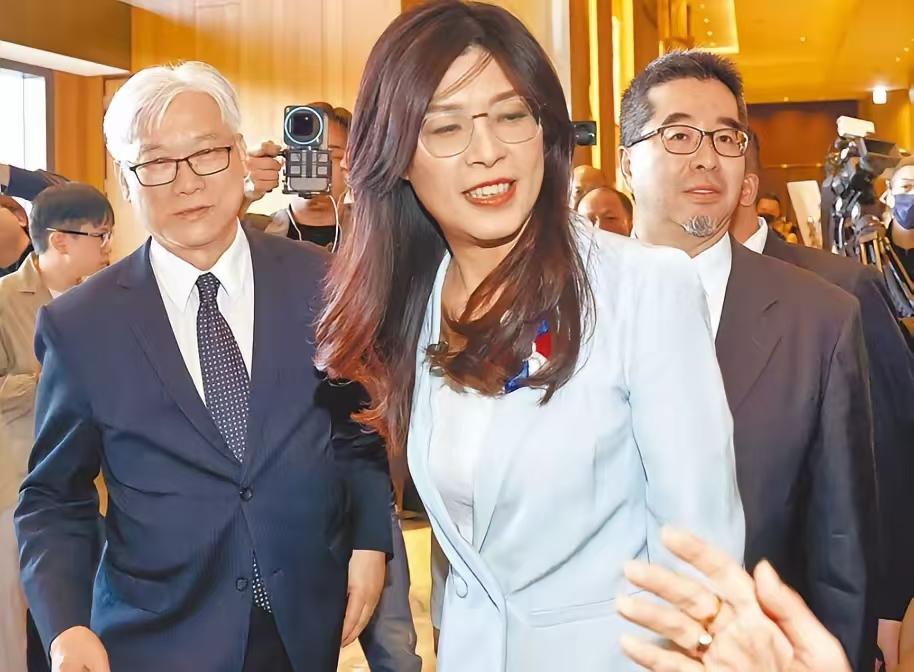 我们都看错了郑丽文了！在此前，郑丽文出席的一次活动中，高调放话说，两岸和解，两岸