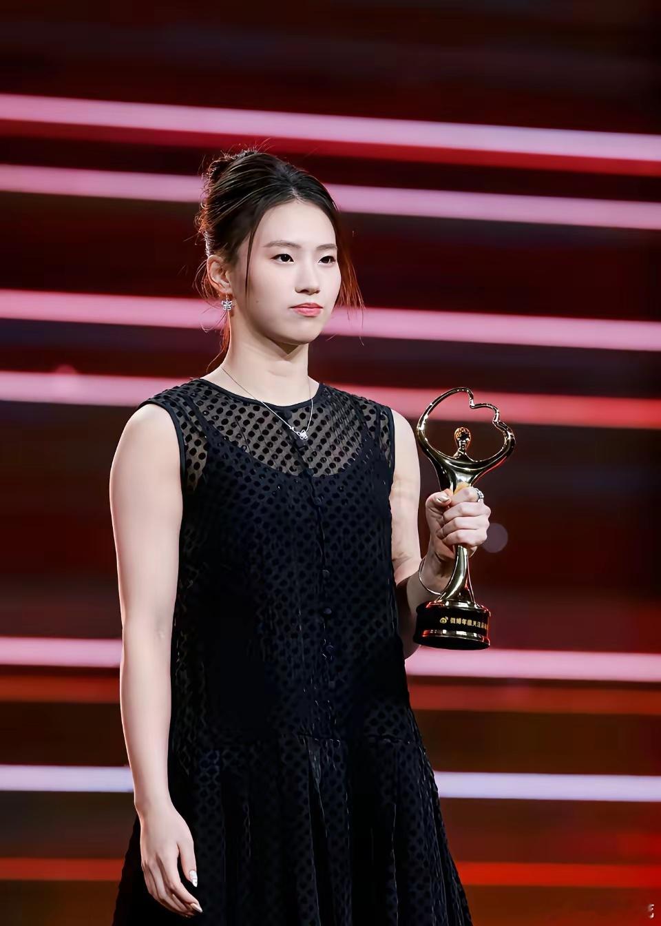 突然好心疼全红婵，同样都是世界冠/军，陈芋汐忙着参加跨年晚会，忙着参加微/博之夜