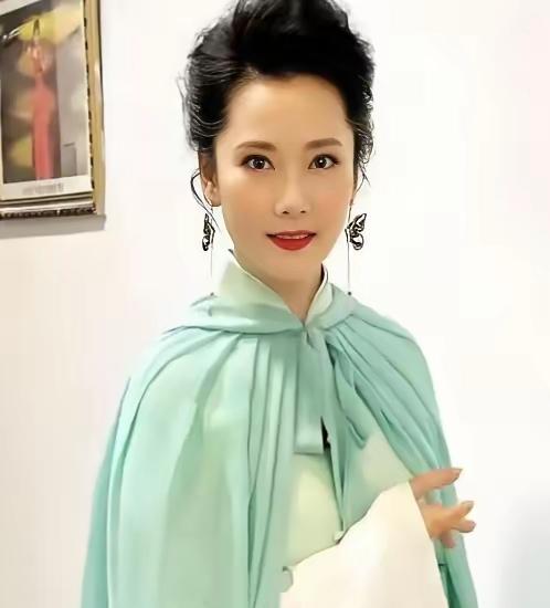 1983年，20岁的何赛飞去老师家吃饺子，看到相片中老师的4个儿子，突然感觉会嫁