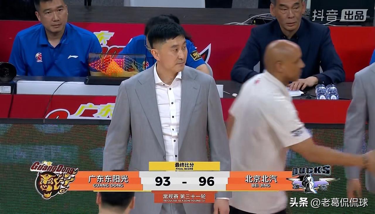 广东东阳光主帅杜峰真是太郁闷了！今天广东东阳光在主场以93：96惨遭北京北汽的绝