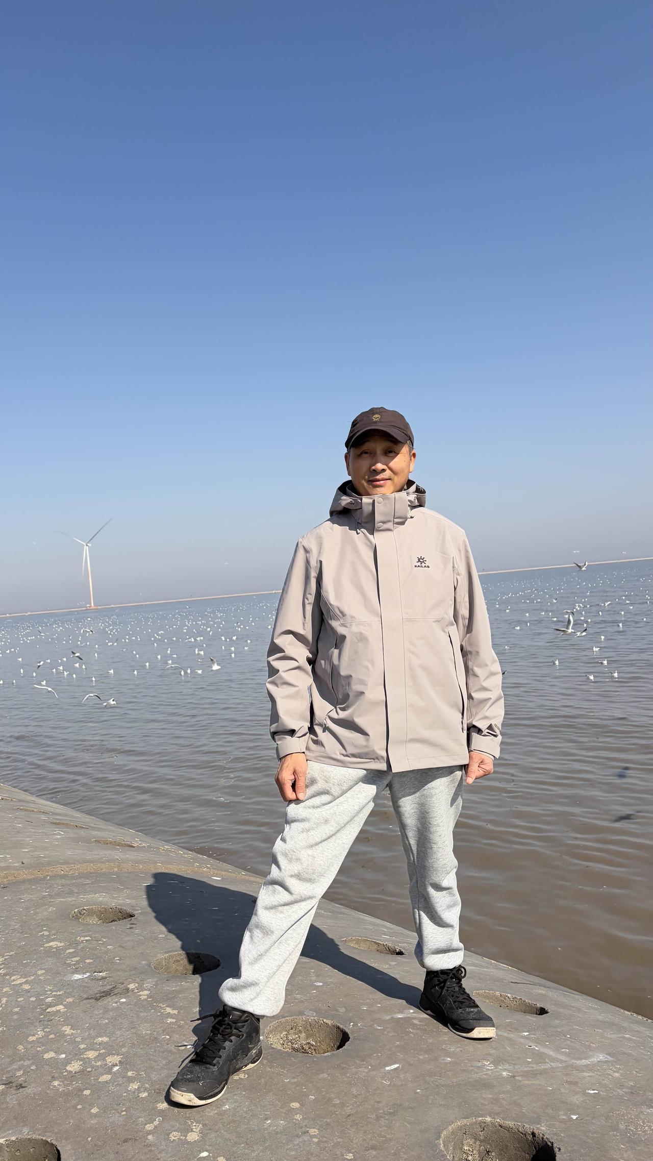 来到海埂上五公里边小跑，边小跑边看海鸥，今天温度较低，也没怎么流汗，跑跑停停倒有