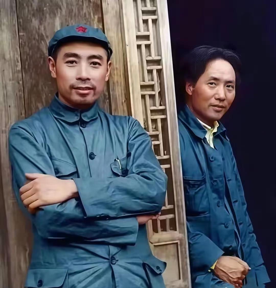 这组泛黄老照片，记录了毛主席和周总理在陕北的峥嵘岁月。
 
战火纷飞的年代，条件