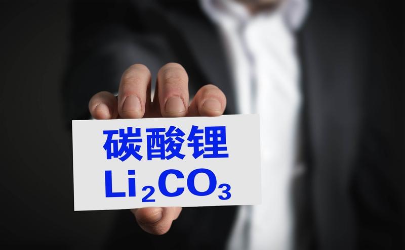 碳酸锂跌停或持续低价，对产业链公司呈“冰火两重天”：

1. 外采矿石的锂盐厂最