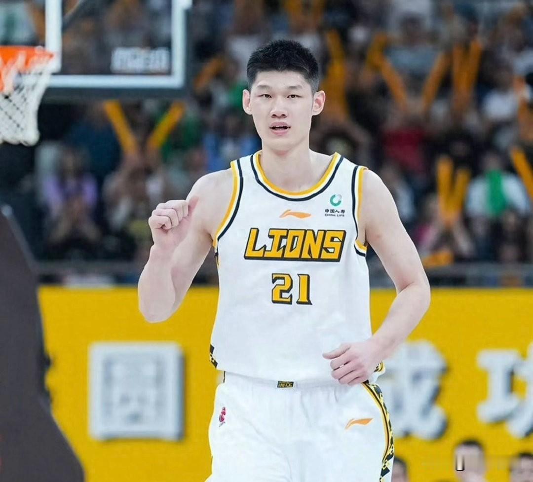 广东宏远传来三个最新消息，全力争取胡金秋，争冠有戏
目前广东宏远全队正在全力备战