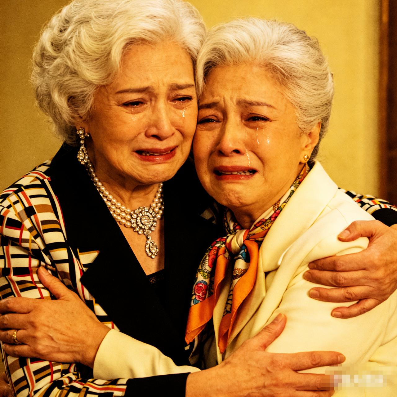 今天路过某个小区门口，
        看到一个头发花白的老太太，
尖叫着冲向另