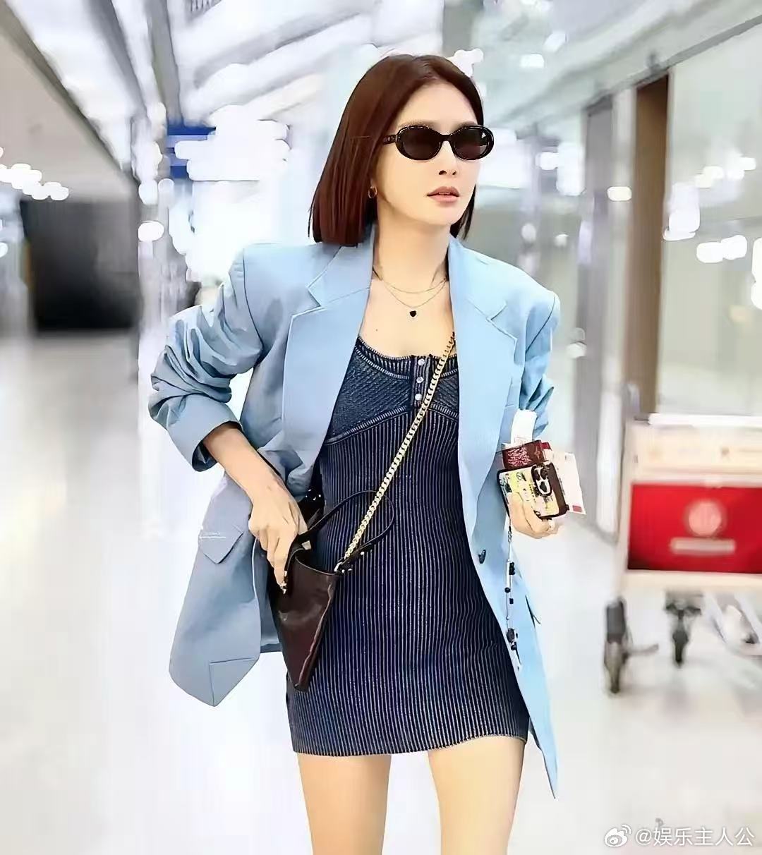 秦岚这身蓝西装帅呆了，自信又惊艳，真是全场最亮眼的星！ ​​​