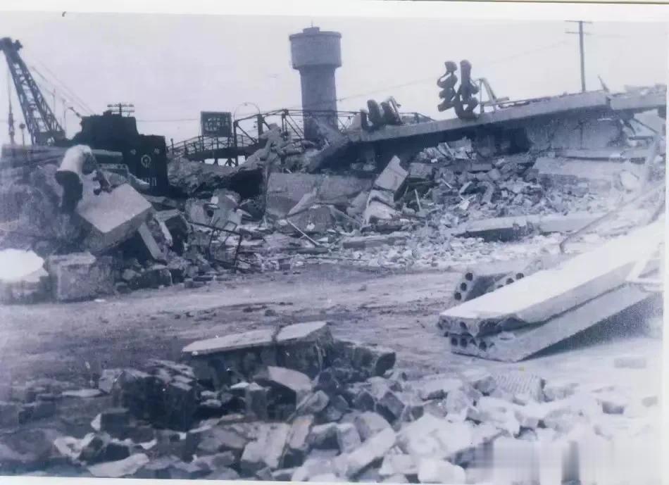 1976年7月28日，唐山大地震绝密的老照片。预制板房屋倒塌。幸存者在露天广场。
