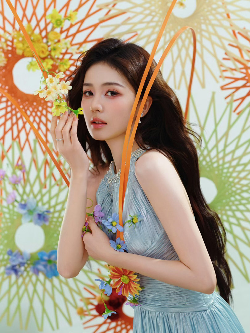 白鹿身着蓝色长裙礼服清冷明媚 白鹿在《奔跑吧14》发布会上以一袭KNIGHTLY