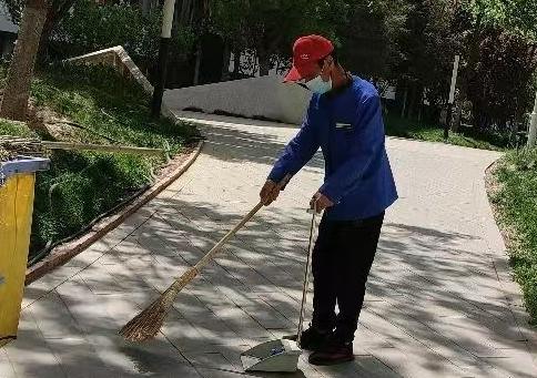 湖北武汉一男子应聘当保洁，勤勤恳恳干满一年，总收入仅33000元，月工资刚够糊口
