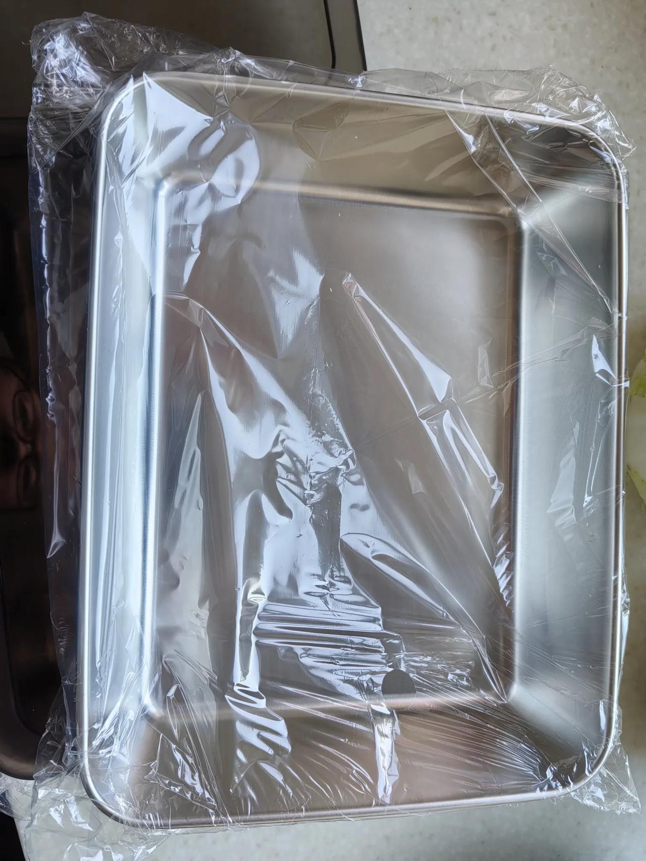 政府的给市民的春节礼物到了。

2个带盖子的不锈钢盆，挺实用的，我对象等了好几天