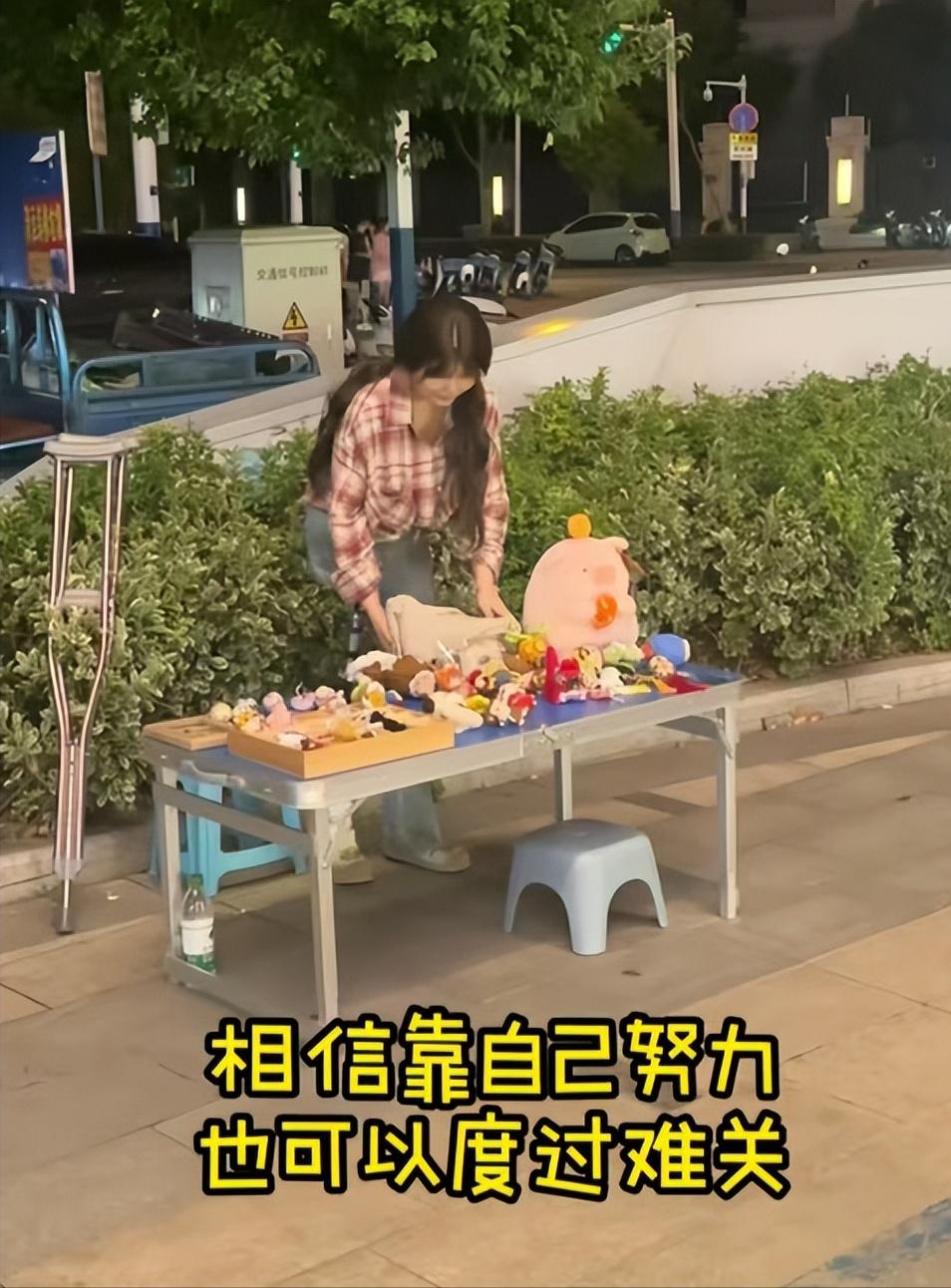 “看哭了！”2021年，女孩癌症晚期，被父母嫌弃是累赘，与她断绝了所有联系。女孩