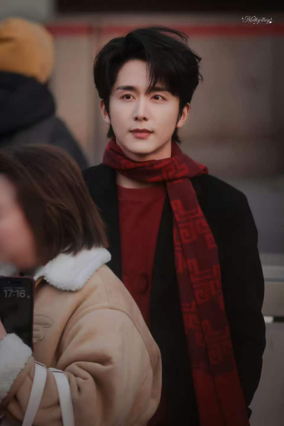 张新成在央视门口出片了 救命！张新成黑大衣+红围巾这配置也太顶了！ 央视门口随手