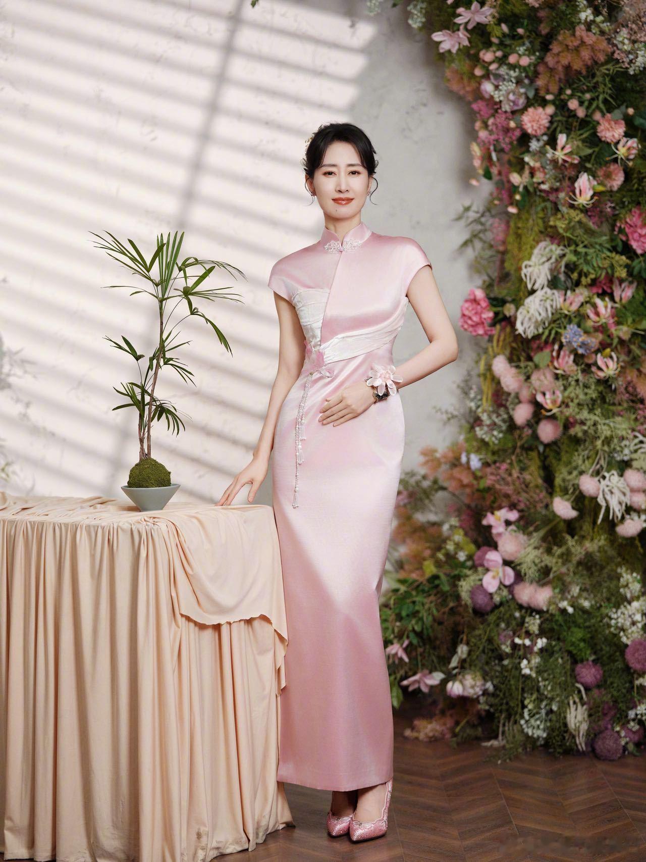 刘敏涛穿家乡非遗上春晚 非遗为裳，春满舞台！刘敏涛在《立春》身着粉色旗袍，鲁绣玉