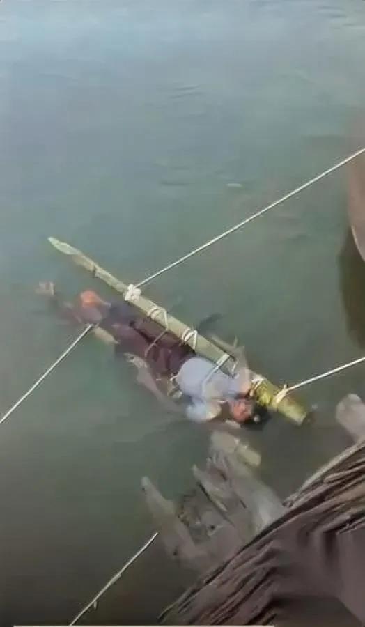 印度又出离谱事

14岁男孩没了

谁能想到死因这么荒唐。被毒蛇咬伤明明第一时间