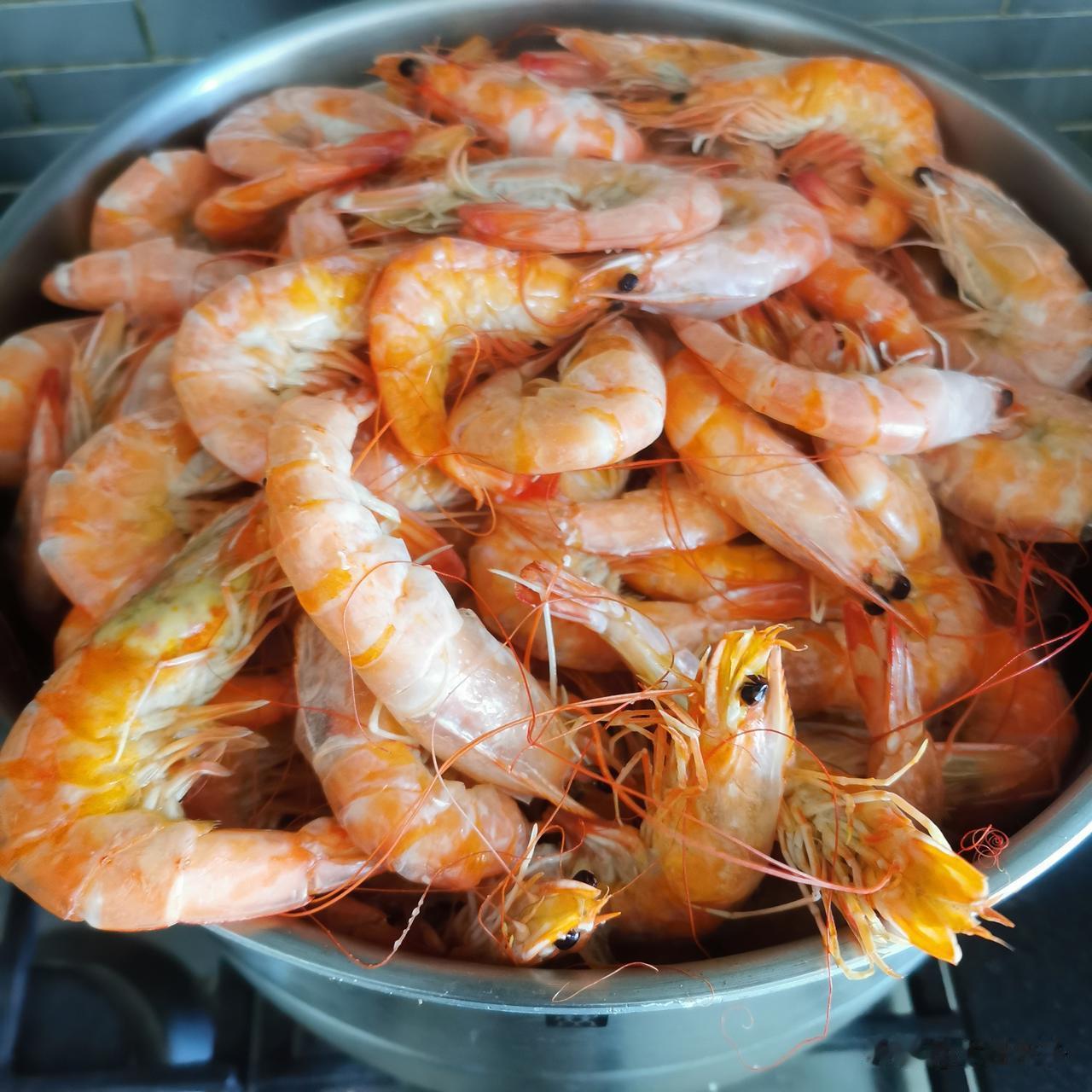 10斤鲜海虾就能烤出不到三斤的虾干。

自己做的虾干鲜香味足！

8月份，孩子去