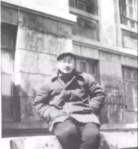 1983年10月31日，内蒙古，潦倒不堪的教师公寓里，男人衣着寒酸，面色惨白，死