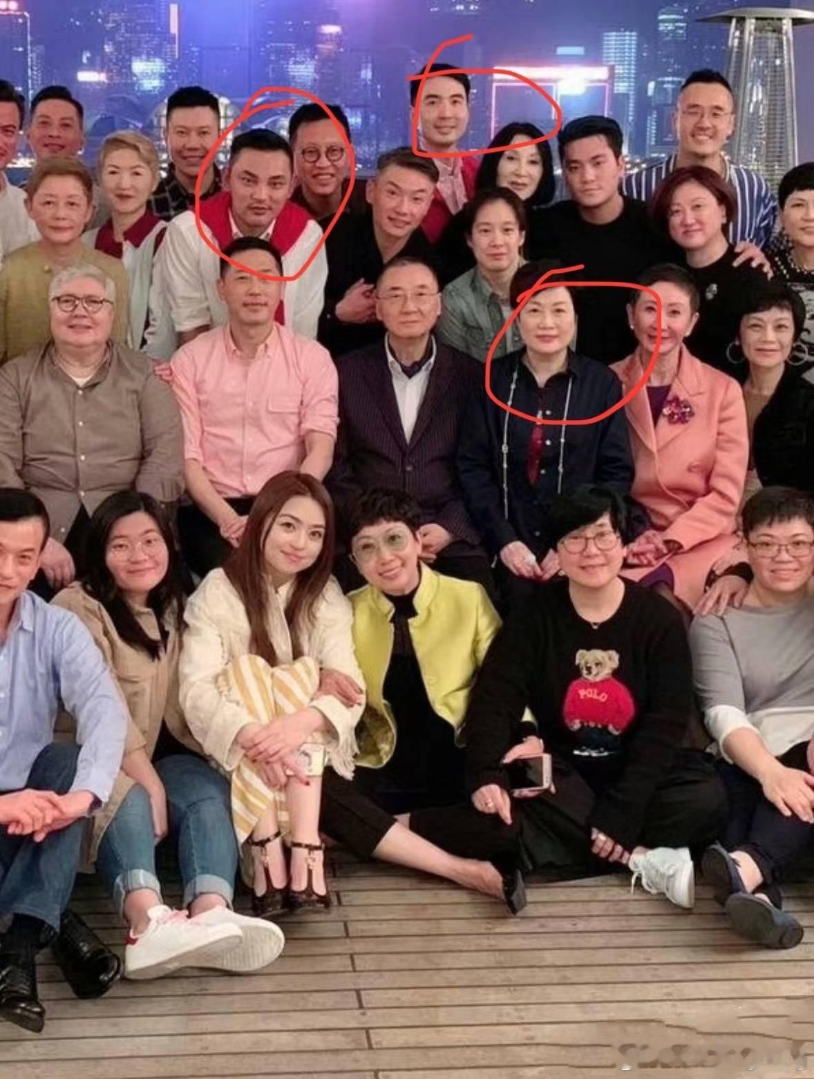 #张国荣经纪人回应唐鹤德事件#陈淑芬回应之后，网友扒出一张合照，咱就说，不管网上