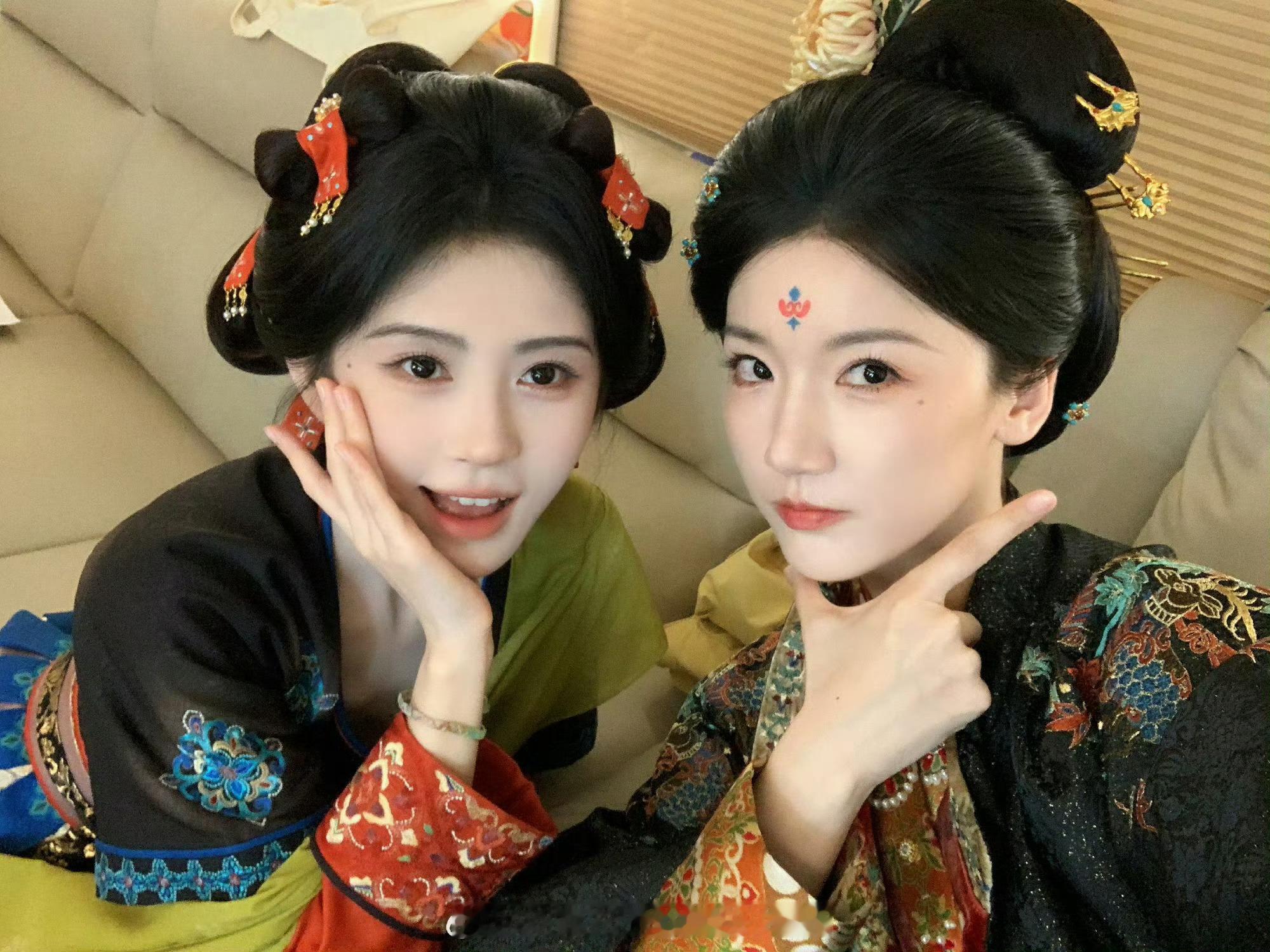 991和673又见面了俩位都很萌鞠婧祎 鞠婧祎脸快比粽子小了
