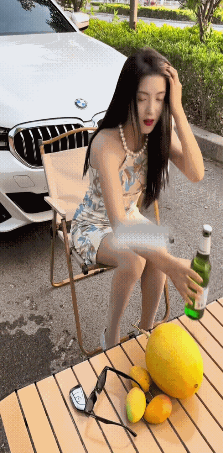 这个美女厉害了，竟然用高跟鞋开啤酒，颠覆了我的认知。我只会到处找桌子、凳子，而她