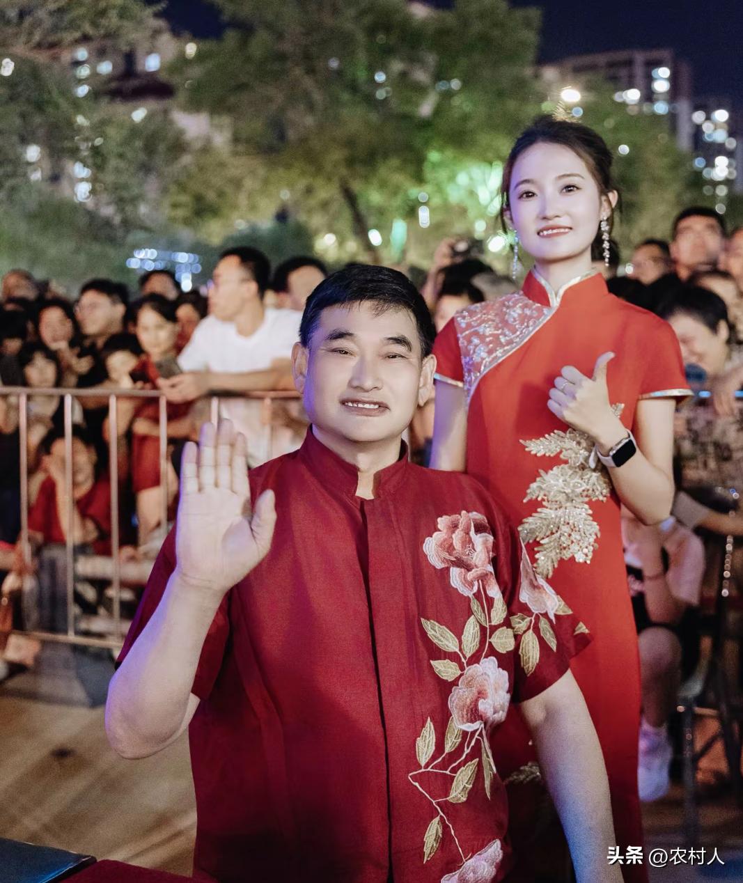 朱之文穿的这套红衣服，如果再戴上帽子的话，更像新郎官了。穿的这么红，他是不是本命