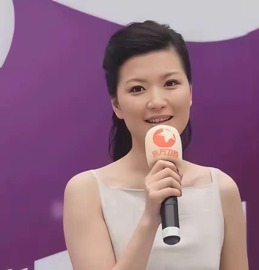 曾经的她也是一位主持才女，皮肤白皙五官漂亮，优雅大方，你还记得吗？