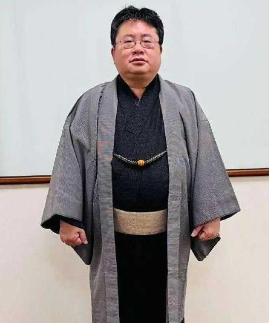 高市早苗疯狂反华，背后竟是两个中国败类在出谋划策？为高市早苗出谋划策的两个中国败