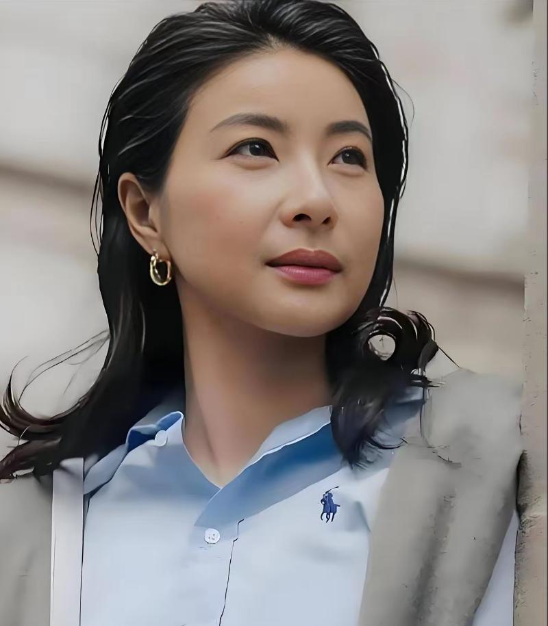 香港算命大师曾直言 “不敢给郭晶晶看相，她打破了相书定律”，有人说她小耳垂无贵人