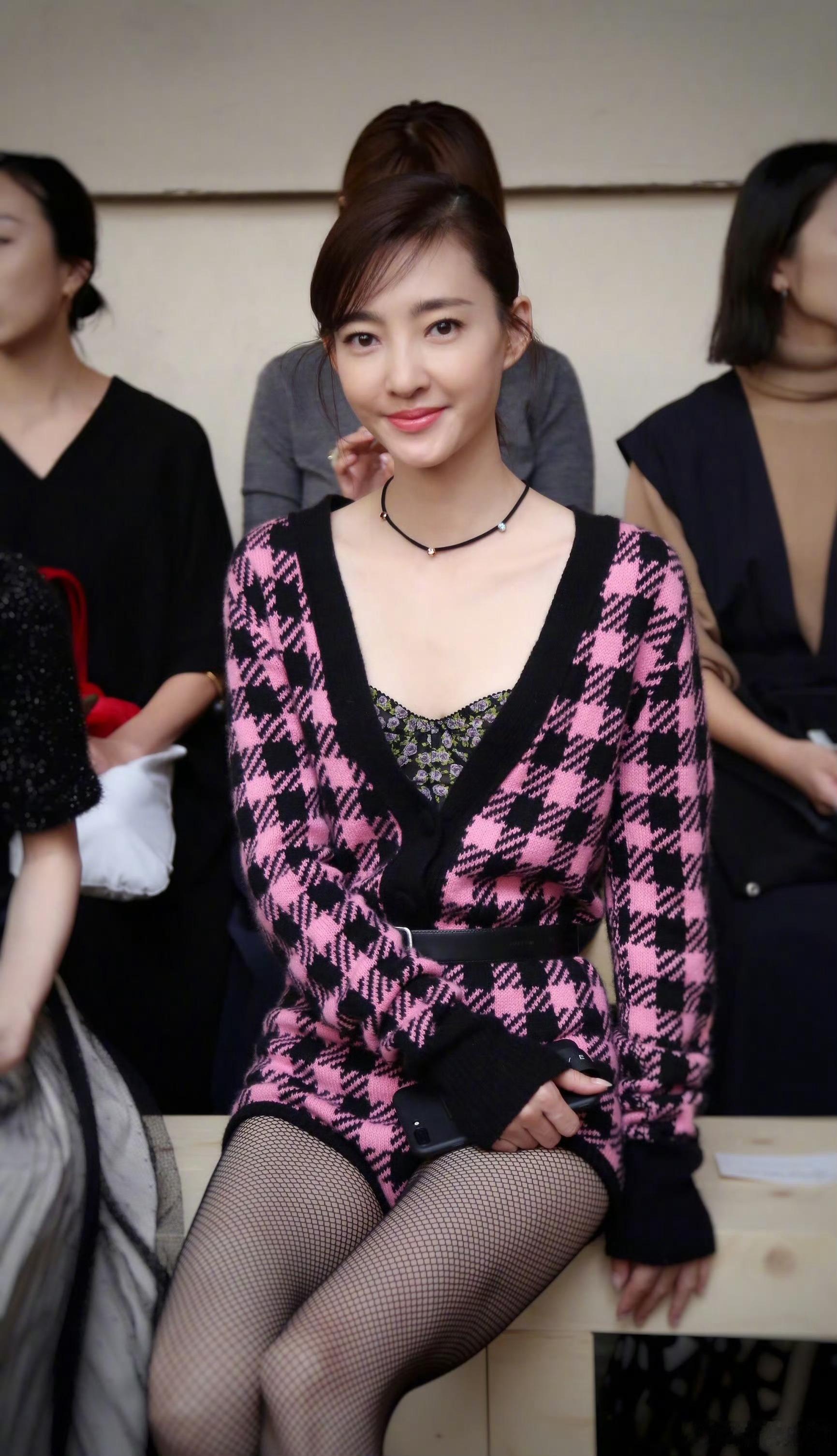 王丽坤 x 古早时装周看秀造型王丽坤40岁的年龄20岁的身材