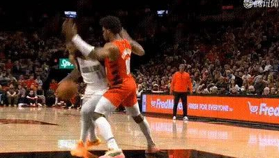 #欧文受伤无大碍# 小哈达威在赛后新闻发布会上透露，欧文状况不错，“比赛结束后我