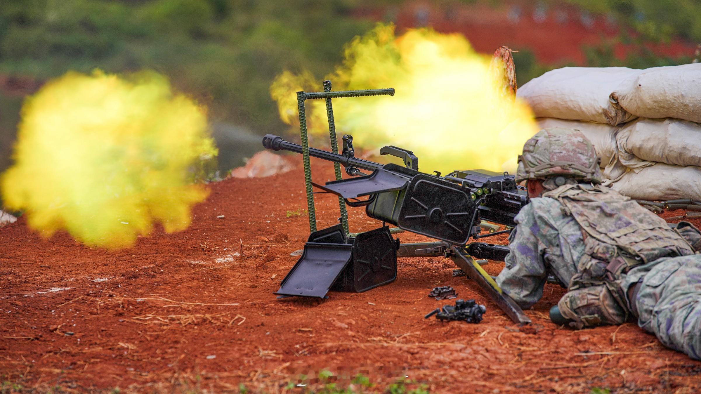【满屏焰火！直击多型武器实弹考核现场💥】近日，陆军第75集团军某旅开展多型武器