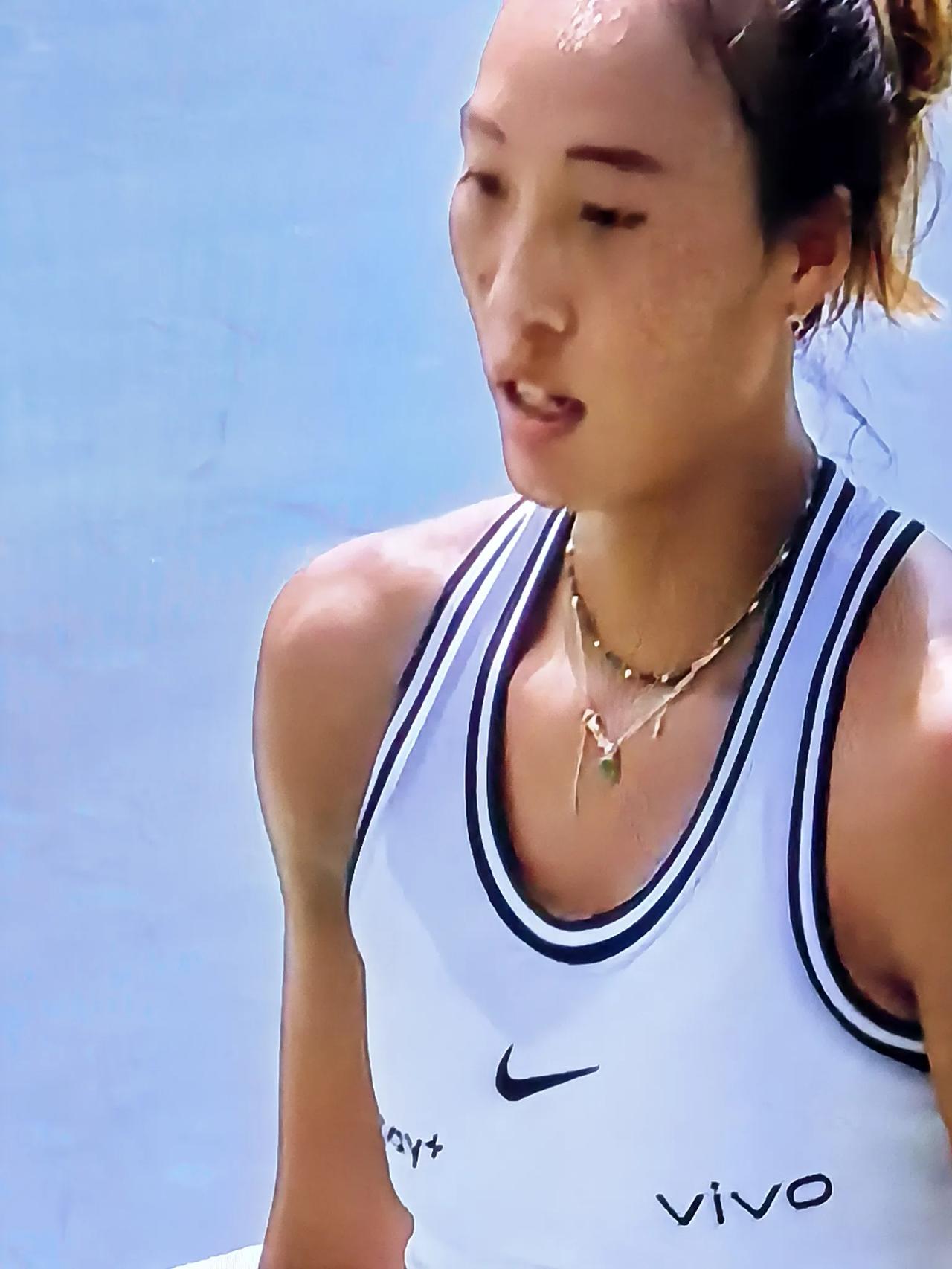 先丢一盘后强势爆发，郑钦文美网决胜盘6:1碾压对手晋级。
9月1日凌晨，逆转取胜