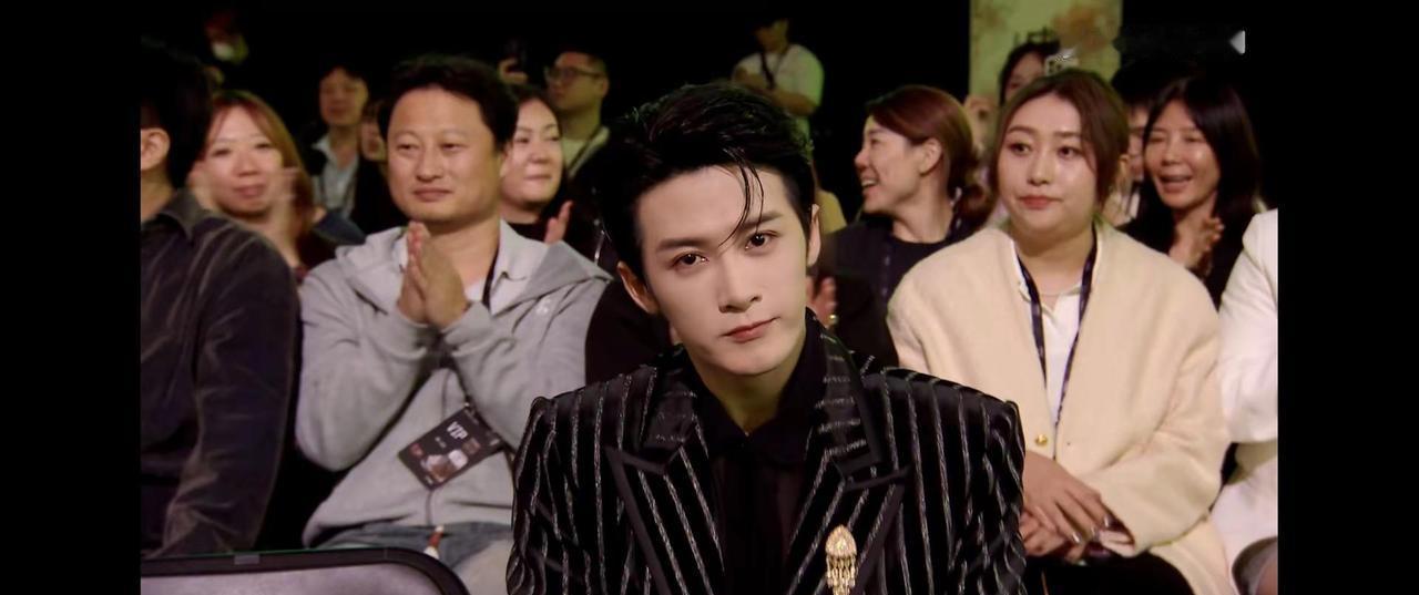 相柳死了，你反而更恨不起他。
檀健次在《长相思》里演活这个角色，每个转身都带着刀